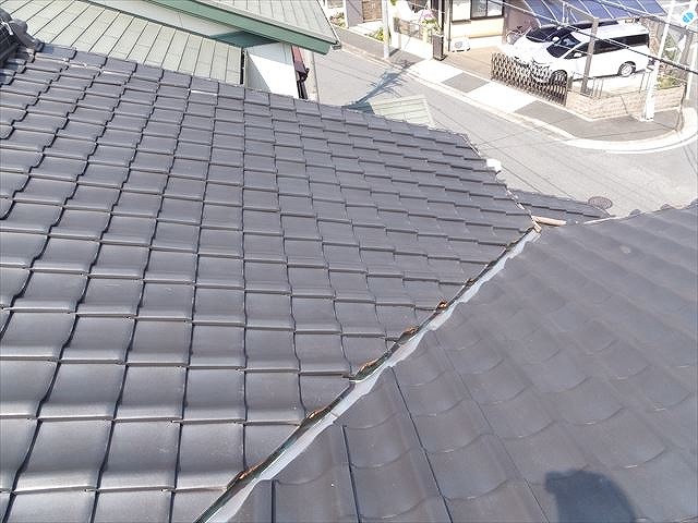 屋根の谷状になったところに設置されている谷板金